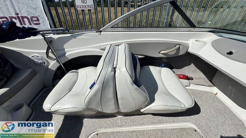  Maxum  1800 MX bow rider
