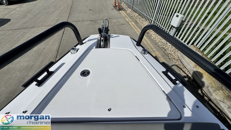  Axopar  28 Cabin
