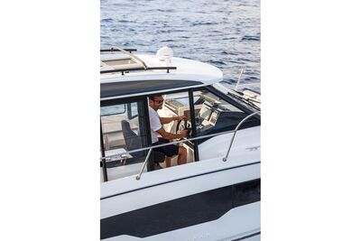 Jeanneau Merry Fisher 895 - helm side door for easy access to the side deck and cleats 