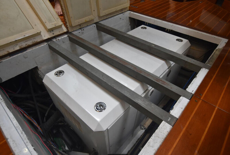  OYSTER 80 Deck Saloon