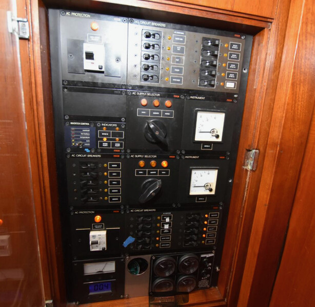  OYSTER 80 Deck Saloon