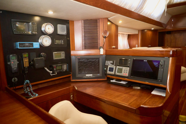  OYSTER 80 Deck Saloon