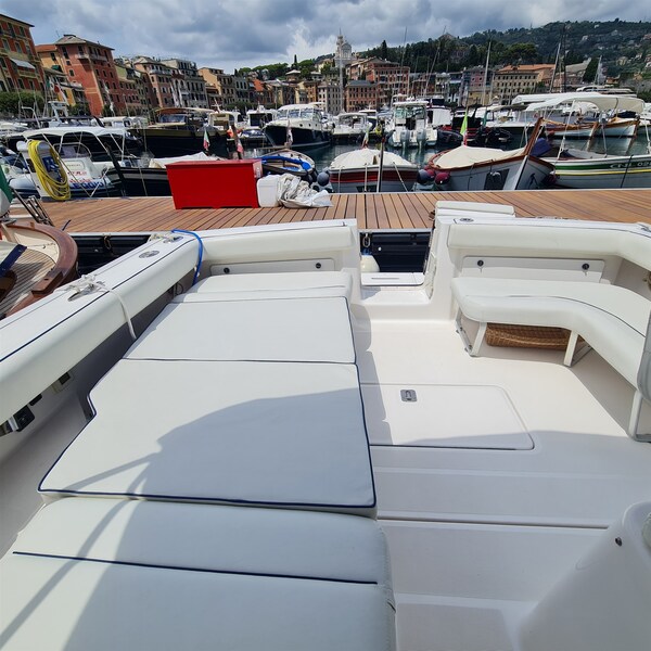 Tiara 2900 Coronet cockpit sunpad Tiara Yachts 2900 Coronet