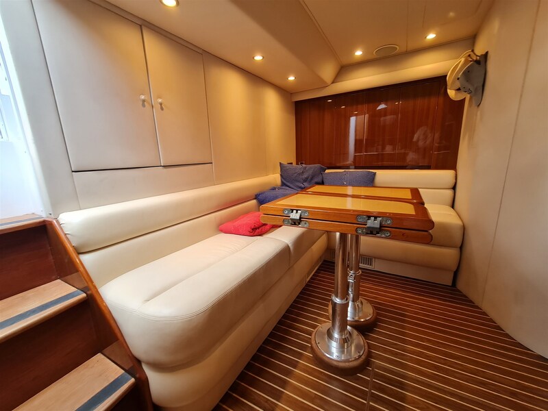 Viking 45 Open, dinette Viking Yachts 45' Open