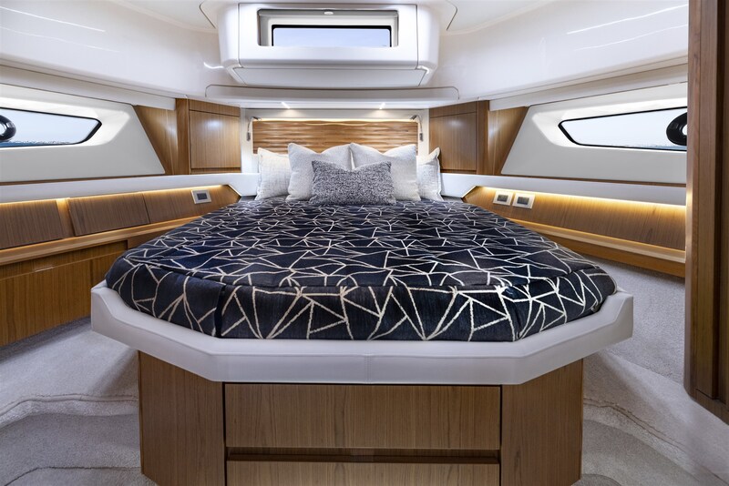 Tiara EX54 Vip cabin Tiara Yachts EX 54