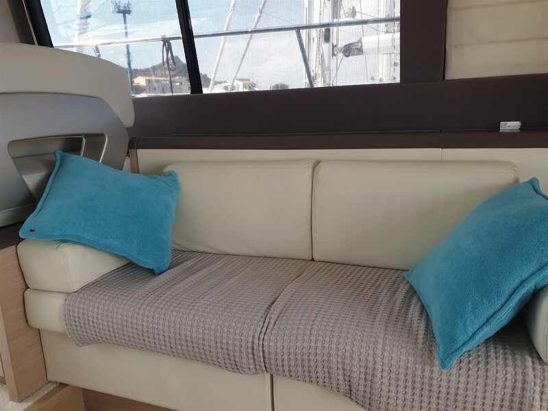 Beneteau MC5 lounge Beneteau MONTE CARLO 5