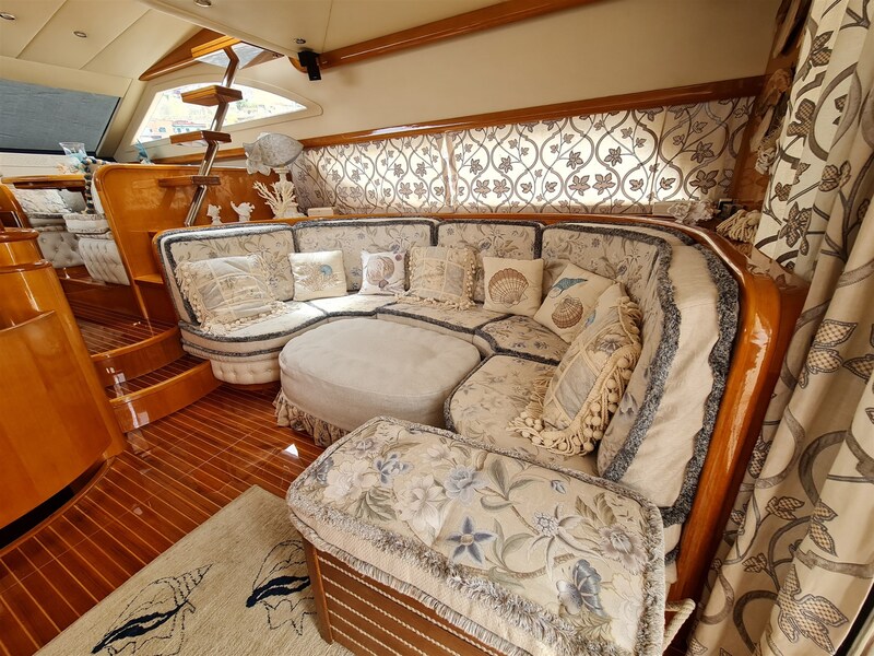 Uniesse 55 MY, salon detail Uniesse Marine 55 MY
