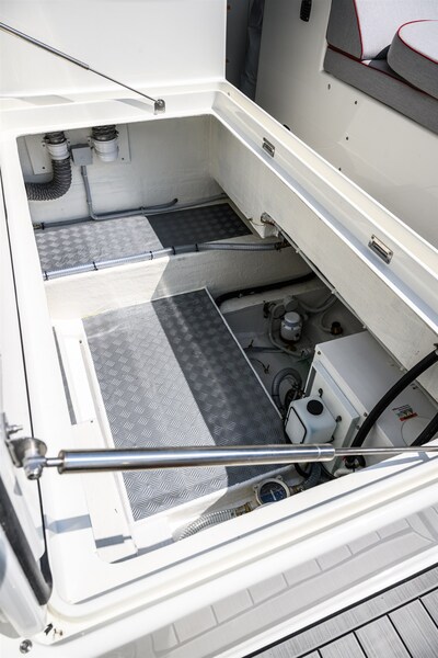 Toy 39 Outboard, sunpad storage 2 Toy Marine TOY 39 FB