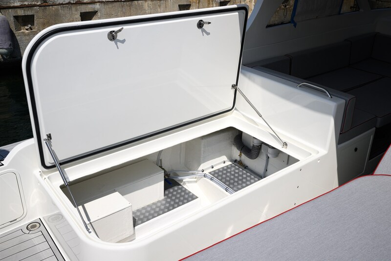 Toy 39 Outboard, sunpad storage Toy Marine TOY 39 FB