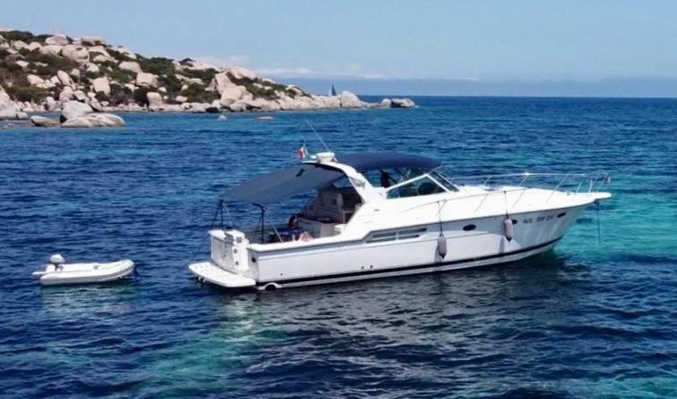 Tiara 4100 Open anchored Tiara Yachts 4100 Open