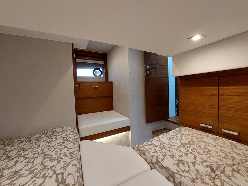 {I} Guests cabin detail Tiara Yachts 44 Coupe