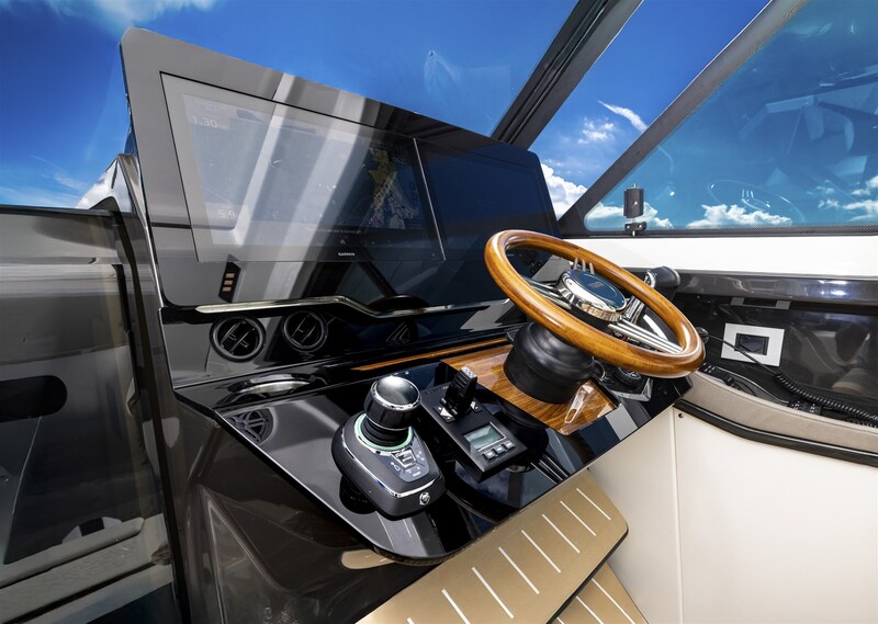 {I} Helm Tiara Yachts 39LE