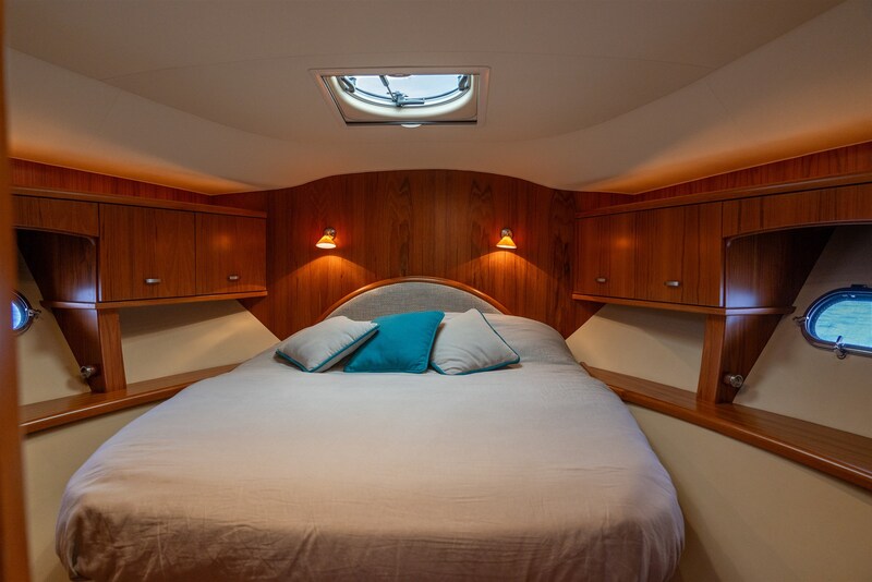 {I} Vip cabin Tiara Yachts 5800 Sovran