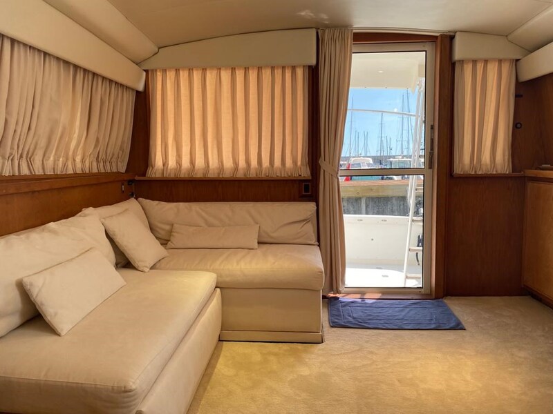 {I} salon Bertram Yacht 37' Convertible