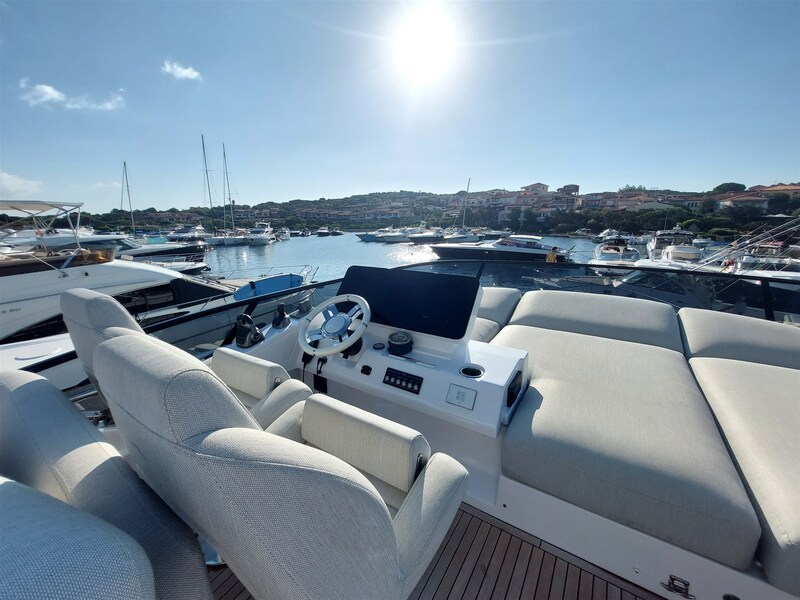 Helm station Azimut 53 Flybridge