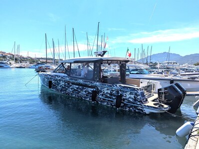 Saxdor 400 GTO moored 