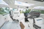 Tiara 34 LX detail Tiara Yachts 34 LX