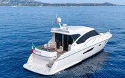 Stern view Tiara Yachts 5800 Sovran