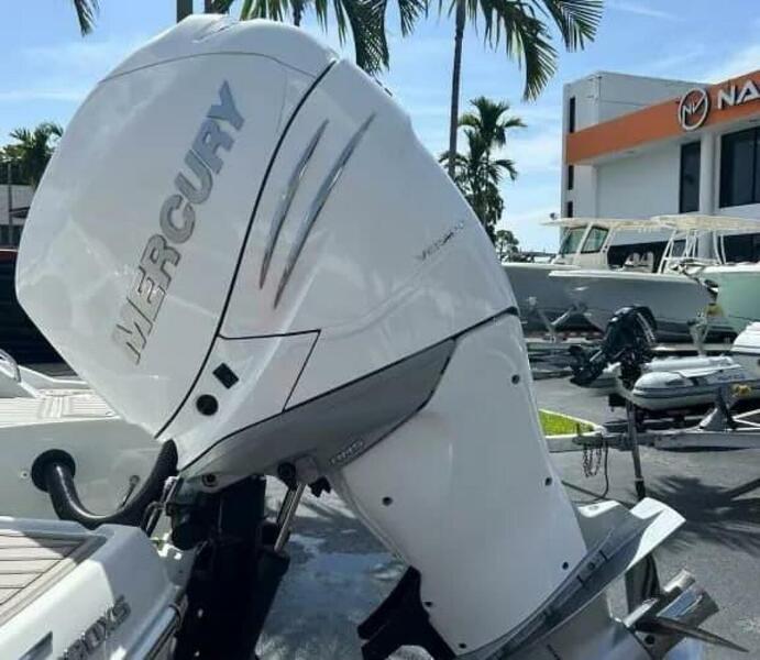  Crownline E290 XS