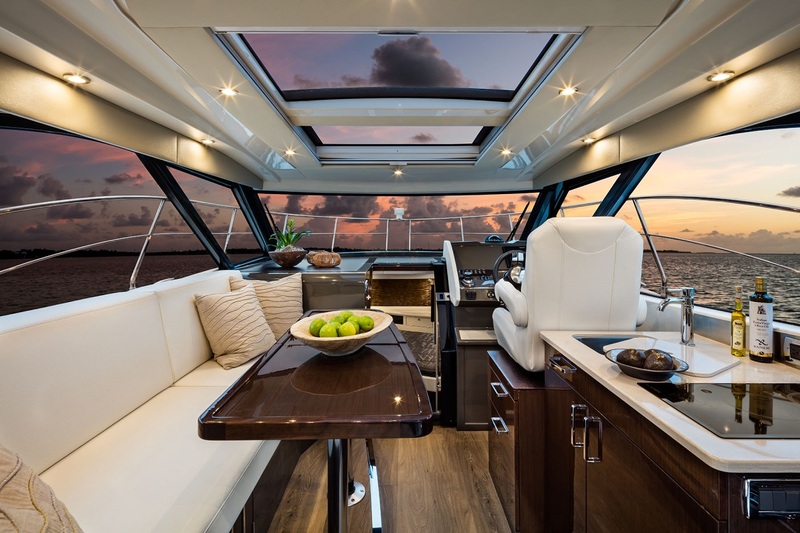 Salon / Galley The new CARVER C34 COUPE