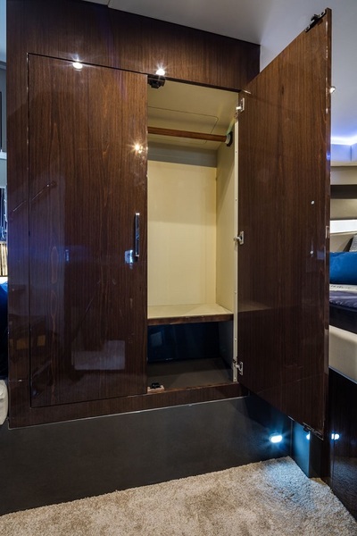 Master Stateroom The new CARVER C34 COUPE