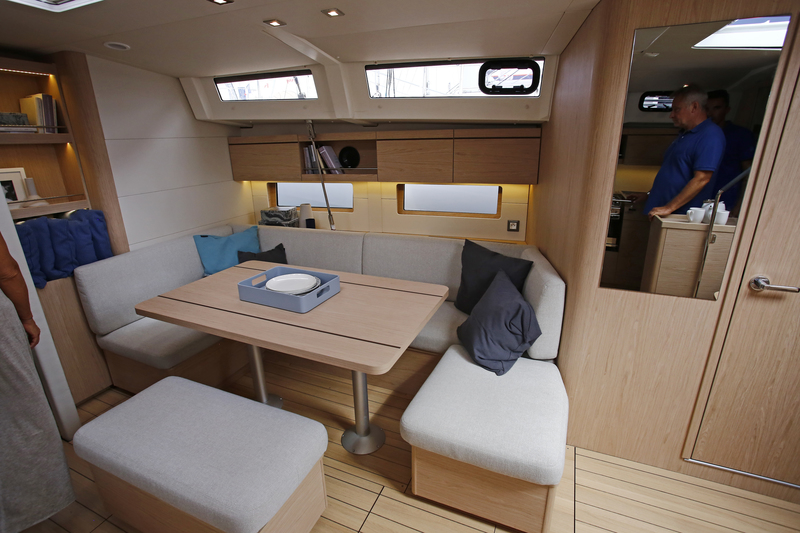 Saloon Beneteau Oceanis 46.1