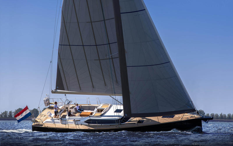 Sailing Contest 55CS wins European Yacht of the Year 2021 - Luxury Cruiser